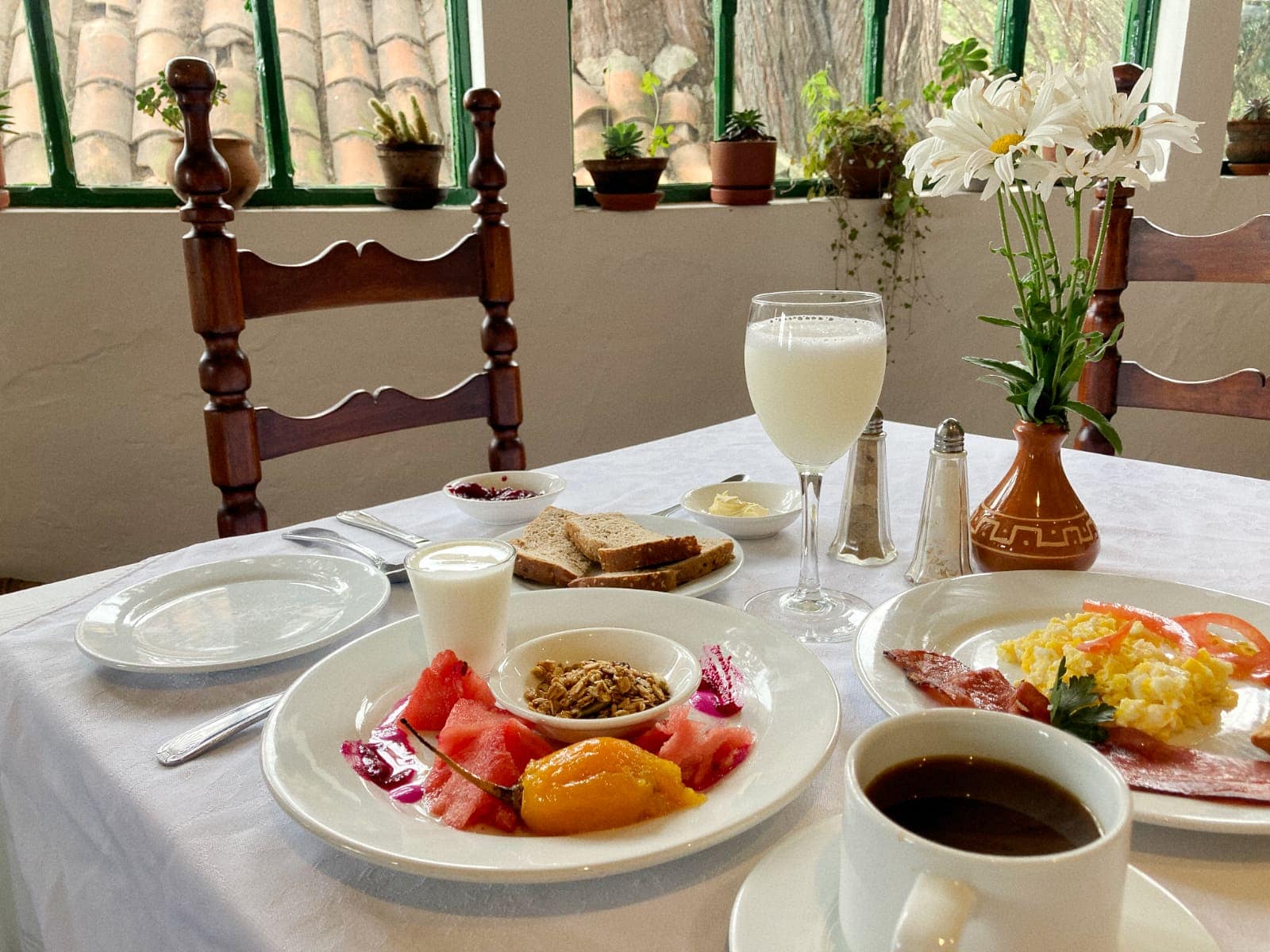 Desayuno tradicional andino servido en la posada