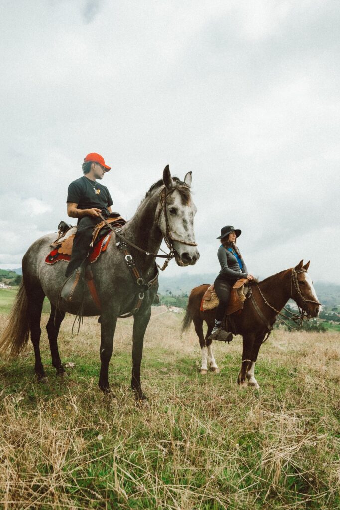 Pareja a caballo durante cabalgata en los Andes cerca de Ingapirca